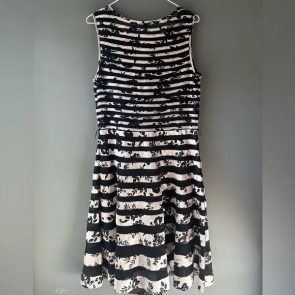 Sandra Darren Lattice Sheer Accent Dress Black Sz 12, scoop neck, A line, floral - Picture 2 of 6